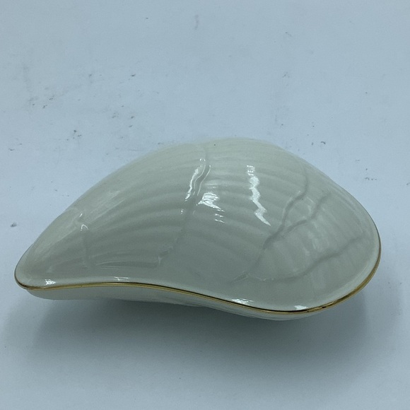 Lenox Ivory and Gold Trim Sea Shell Trinket Box - Picture 2 of 9
